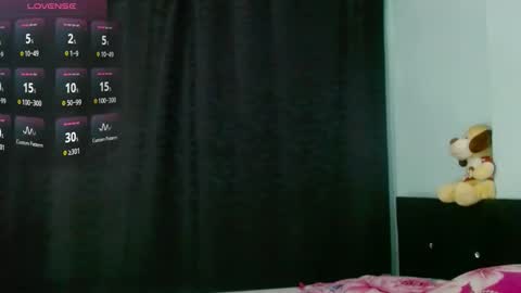 Snapshot of evah_lee chatting on 12-18-25, 04:07 Evah Lee online show from 12-18-25, 04:07