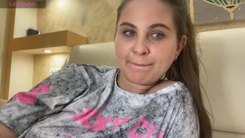 Snapshot of evahazardd chatting on 10-24-25, 02:57 EvaHazard online show from 10-24-25, 02:57