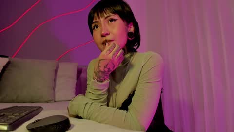 Snapshot of evangeline_bell chatting on 12-27-24, 04:10 Eva online show from 12-27-24, 04:10
