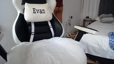 Snapshot of evans_king chatting on 12-22-24, 03:55 Evan online show from 12-22-24, 03:55