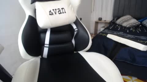 Snapshot of evans_king chatting on 01-06-25, 06:10 Evan online show from 01-06-25, 06:10