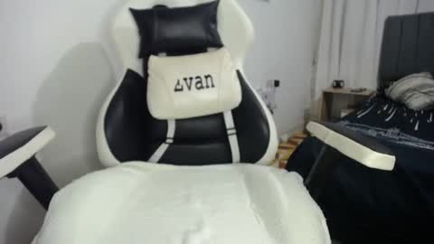Snapshot of evans_king chatting on 03-01-25, 09:18 Evan online show from 03-01-25, 09:18