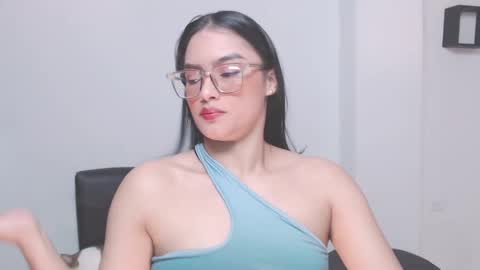 Snapshot of eve_rox18 chatting on 05-17-26, 01:25 Eve Rox18 online show from 05-17-26, 01:25