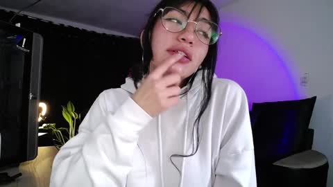 Snapshot of eveelyn_20 chatting on 12-18-24, 05:59 Kissed by an angel IG evee lyn20 online show from 12-18-24, 05:59