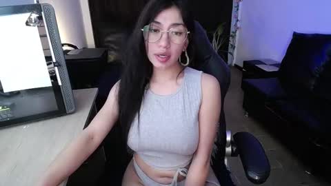 Snapshot of eveelyn_20 chatting on 02-19-25, 06:00 Kissed by an angel IG evee lyn20 online show from 02-19-25, 06:00