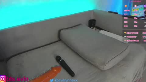 Snapshot of eveelynnexxx chatting on 12-23-24, 06:11 Eveelynne online show from 12-23-24, 06:11