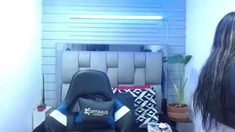 evelin zaens online show from 06-17-26, 04:37
