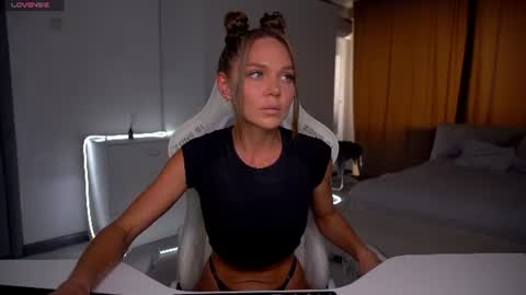 Evelina online show from 06-25-26, 10:42