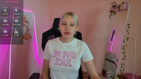 Snapshot of evelinalu chatting on 06-02-26, 03:41 Evelina online show from 06-02-26, 03:41