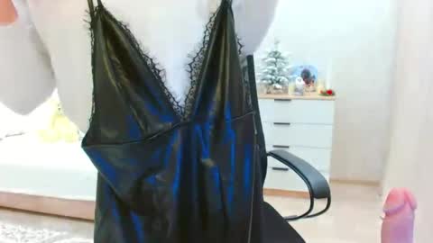 Snapshot of evelove33 chatting on 02-13-26, 05:09 evelove online show from 02-13-26, 05:09