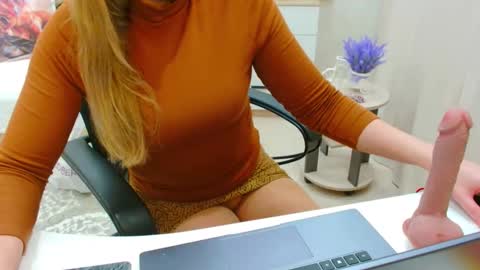 Snapshot of evelove33 chatting on 03-09-26, 03:16 evelove online show from 03-09-26, 03:16