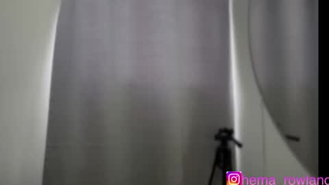 Snapshot of evelyn_jhonson3 chatting on 01-06-25, 12:24 E V E L Y N online show from 01-06-25, 12:24