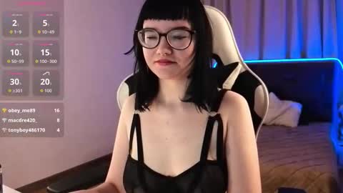 Snapshot of evelyn_m00n chatting on 03-16-26, 11:25 im Eve dont forget give my thumbs up online show from 03-16-26, 11:25