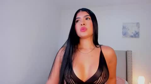 Snapshot of evelyn_montoya chatting on 10-27-25, 01:26 Evelyn online show from 10-27-25, 01:26