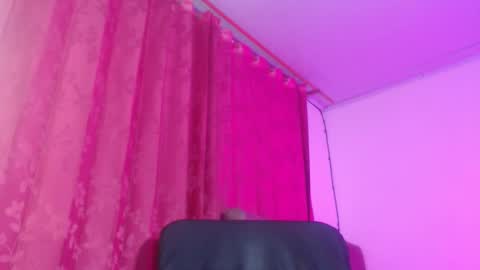 Evelyn Sandoval online show from 10-25-25, 02:30