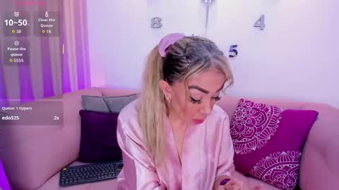 Snapshot of evelynagrey chatting on 02-10-26, 01:37 EvelynaGrey online show from 02-10-26, 01:37