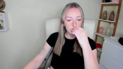 Snapshot of evelynblond chatting on 11-28-25, 01:47 evelynblond online show from 11-28-25, 01:47