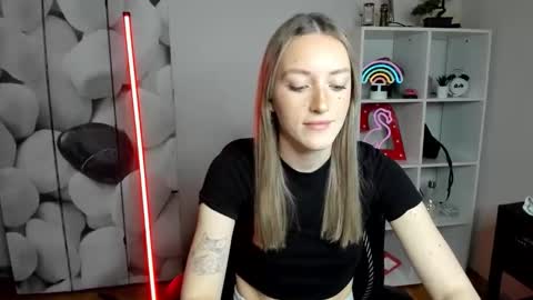 Snapshot of evelynblond chatting on 01-07-26, 01:24 evelynblond online show from 01-07-26, 01:24