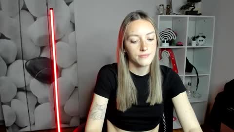 Snapshot of evelynblond chatting on 01-08-26, 01:57 evelynblond online show from 01-08-26, 01:57