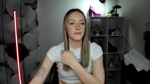 Snapshot of evelynblond chatting on 01-15-26, 02:32 evelynblond online show from 01-15-26, 02:32