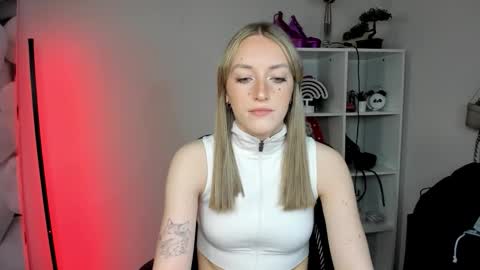 Snapshot of evelynblond chatting on 02-06-26, 01:25 evelynblond online show from 02-06-26, 01:25