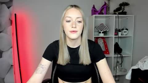 Snapshot of evelynblond chatting on 02-18-26, 06:31 evelynblond online show from 02-18-26, 06:31