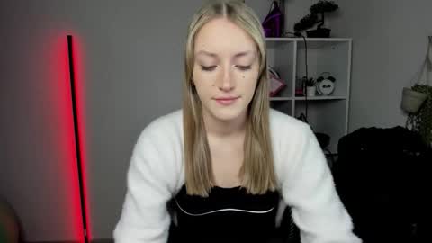 Snapshot of evelynblond chatting on 03-16-26, 06:28 evelynblond online show from 03-16-26, 06:28