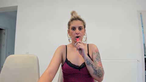 Snapshot of evelynevyyy chatting on 03-04-26, 06:30 evelynevyyy online show from 03-04-26, 06:30