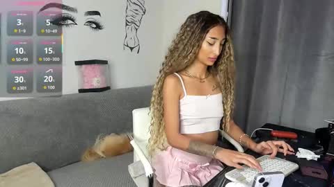 Snapshot of evelynhais chatting on 11-13-25, 02:16 Evelyn online show from 11-13-25, 02:16