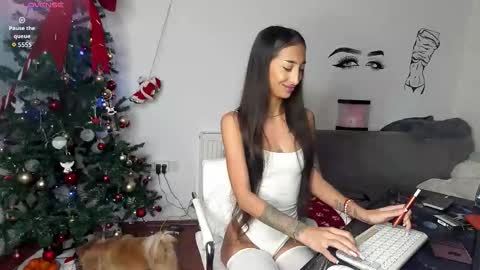 Snapshot of evelynhais chatting on 12-16-25, 06:51 Evelyn online show from 12-16-25, 06:51