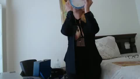 Snapshot of evelynsmithcol chatting on 12-21-25, 04:03 Evelyn Smith online show from 12-21-25, 04:03