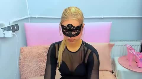 Snapshot of evettegold chatting on 09-18-25, 03:14 Eve online show from 09-18-25, 03:14