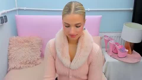 Snapshot of evettegold chatting on 10-15-25, 03:45 Eve online show from 10-15-25, 03:45