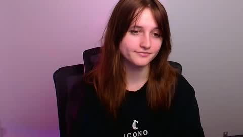 Snapshot of evie_leee chatting on 11-06-25, 01:56 Evie online show from 11-06-25, 01:56