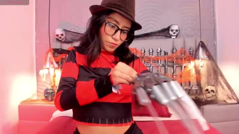 eviegothel_ online show from 10-31-25, 08:32