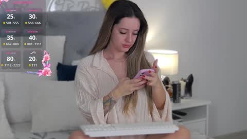 Snapshot of evierosie chatting on 12-20-24, 08:55 Evie online show from 12-20-24, 08:55