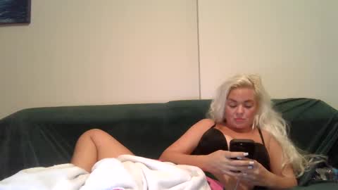 Snapshot of evillers1 chatting on 12-19-24, 04:13 Badblondebunny online show from 12-19-24, 04:13
