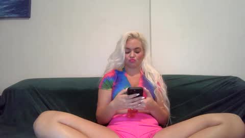 Snapshot of evillers1 chatting on 12-19-24, 10:53 Badblondebunny online show from 12-19-24, 10:53