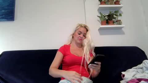 Snapshot of evillers1 chatting on 12-31-24, 12:32 Badblondebunny online show from 12-31-24, 12:32