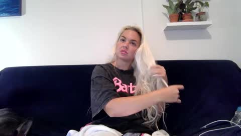 Snapshot of evillers1 chatting on 01-03-25, 02:32 Badblondebunny online show from 01-03-25, 02:32