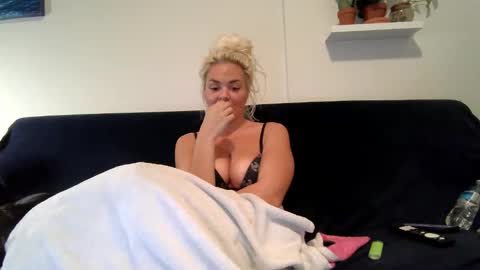 Snapshot of evillers1 chatting on 01-05-25, 03:53 Badblondebunny online show from 01-05-25, 03:53
