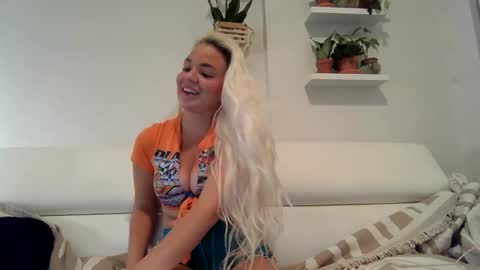 Snapshot of evillers1 chatting on 01-08-25, 01:11 Badblondebunny online show from 01-08-25, 01:11