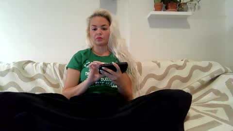 Snapshot of evillers1 chatting on 01-12-25, 12:18 Badblondebunny online show from 01-12-25, 12:18