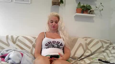 Snapshot of evillers1 chatting on 01-22-25, 10:05 Badblondebunny online show from 01-22-25, 10:05