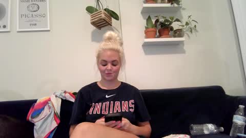 Snapshot of evillers1 chatting on 01-31-25, 03:30 Badblondebunny online show from 01-31-25, 03:30