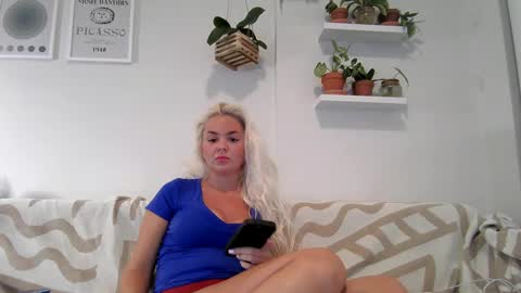 Snapshot of evillers1 chatting on 02-16-25, 02:09 Badblondebunny online show from 02-16-25, 02:09