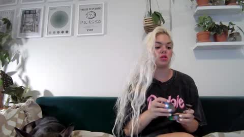 Snapshot of evillers1 chatting on 02-22-25, 12:16 Badblondebunny online show from 02-22-25, 12:16