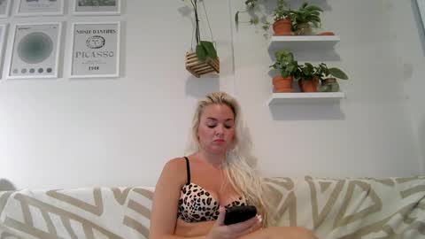 Snapshot of evillers1 chatting on 02-24-25, 10:58 Badblondebunny online show from 02-24-25, 10:58