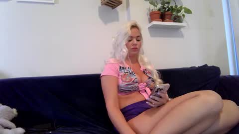 Snapshot of evillers1 chatting on 09-28-25, 10:48 Badblondebunny online show from 09-28-25, 10:48