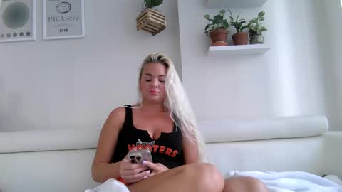 Snapshot of evillers1 chatting on 10-03-25, 09:01 Badblondebunny online show from 10-03-25, 09:01